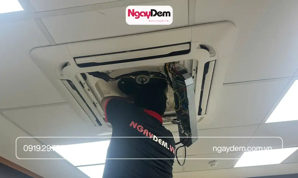 Cơ điện Ngày Đêm - Sửa điều hòa báo lỗi dàn lạnh 