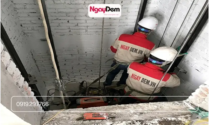 Kỹ thuật viện Cơ điện Ngày Đêm đang tỉ mỉ đấu nối và lắp đặt thang máy cho gia đình nhà 5 tầng