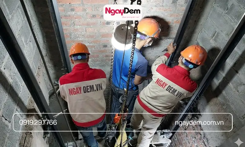 Lắp đặt ray dẫn hướng, khung cabin, đối trọng và hệ thống khống chế vượt tốc.