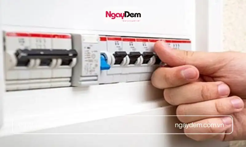 Kiểm tra nguồn điện thang máy tại nhà