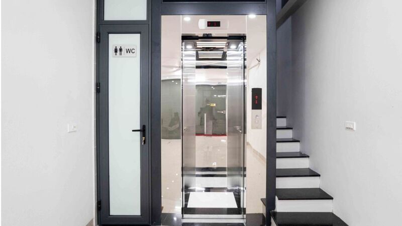 Hệ thống cửa tầng và cửa cabin