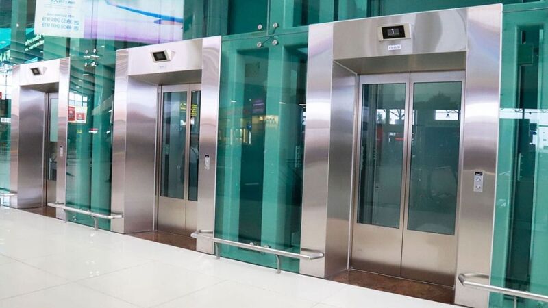 Thang máy chở khách tại nhà ga