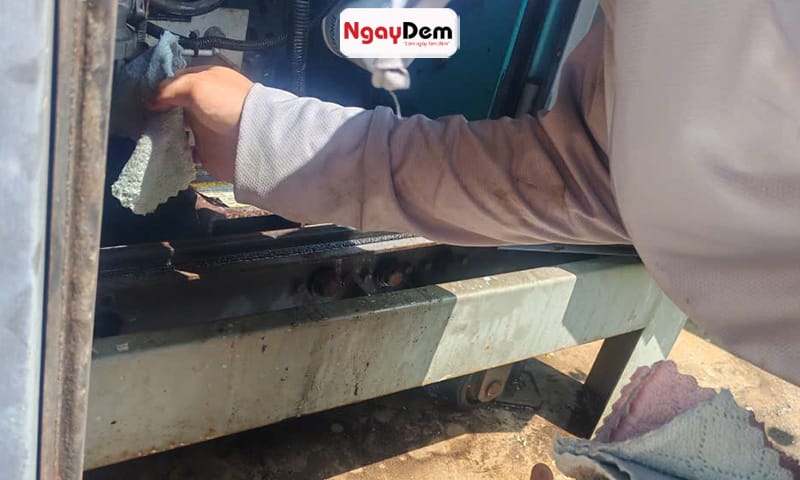 Tiến hành vệ sinh các bộ phận của máy phát điện Dự án bảo trì máy phát điện cho công ty EDH