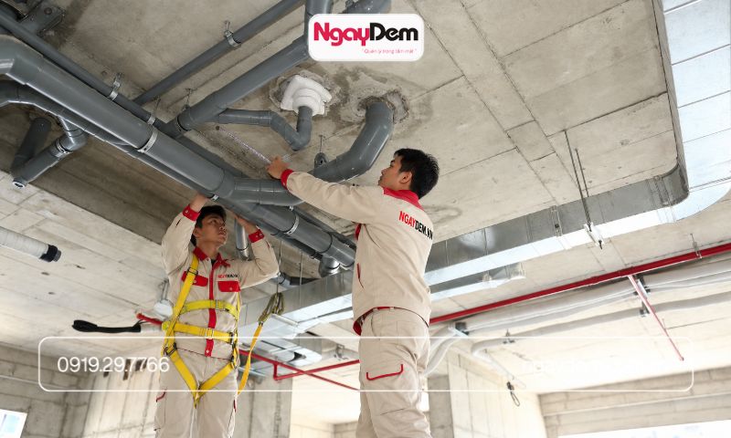 Kỹ thuật viên triển khai lắp đặt, sửa chữa điện nước toà nhà
