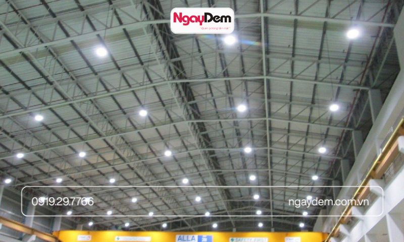 Thi công hệ thống đèn LED chiếu sáng nhà xưởng.