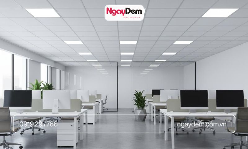 Lắp đặt hệ thống đèn LED chiếu sáng trong tòa nhà văn phòng.