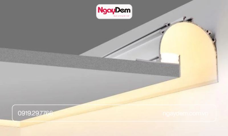 Lắp đặt đèn LED thanh nhôm định hình trong khe hắt trần.