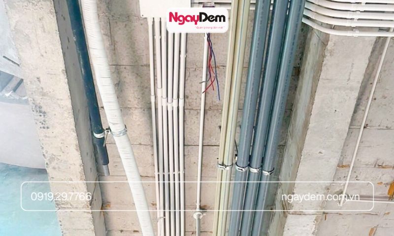 Kiểm tra sơ đồ đấu nối, nhận diện mạch và độ chắc chắn của các đầu nối giúp hạn chế sai sót trước khi cấp điện.